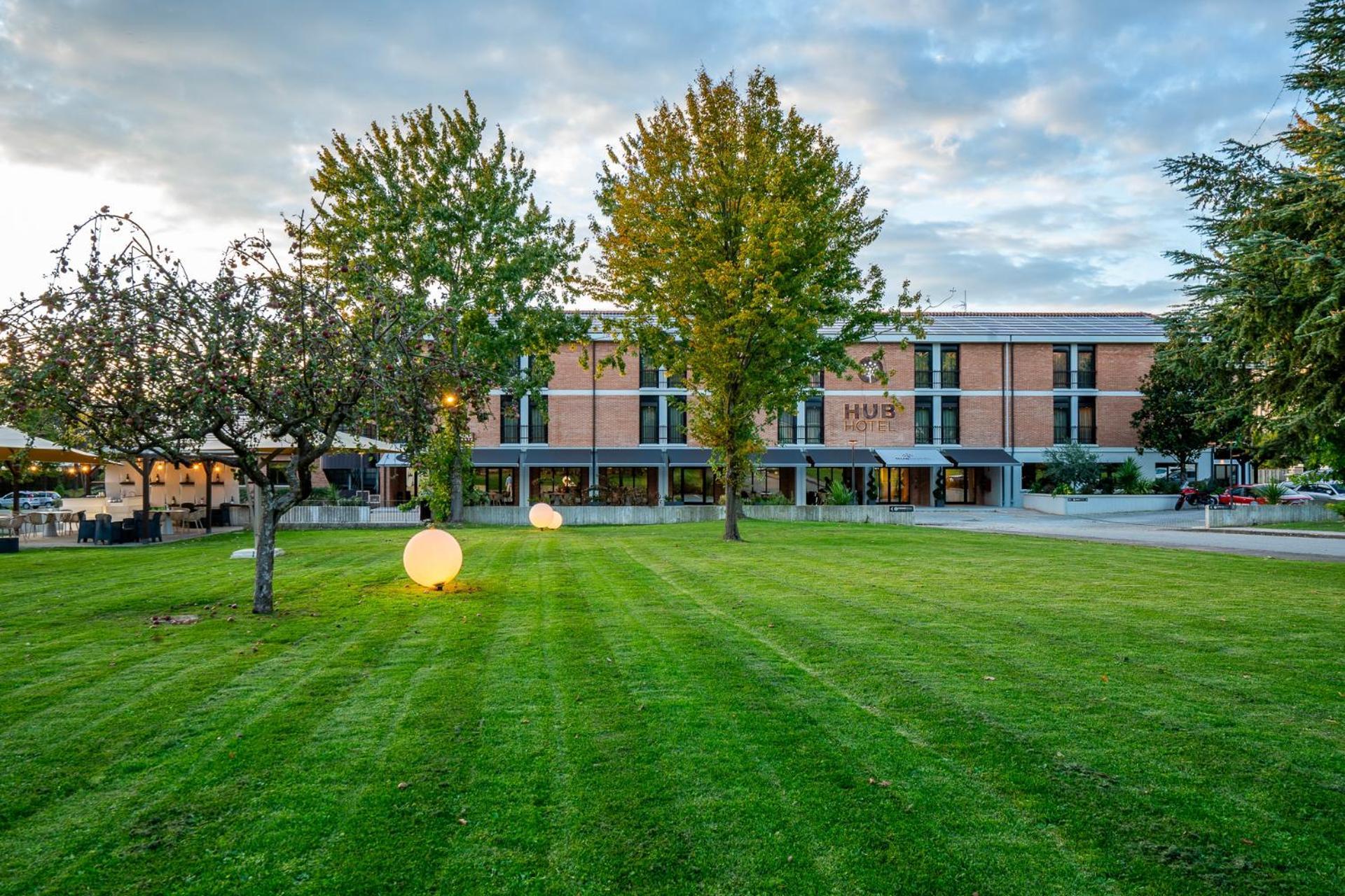 Hub Hotel Губбио Экстерьер фото